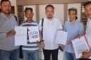 Pemilik mobil pikap bernama Rizal bersama kuasa hukumnya saat beras di Mapolresta Kendari untuk membuat laporan dugaan pencurian, penadahan, hingga rekayasa dokumen kendaraan yang dilakukan PT Astra Credit Companies (ACC) Finance Kendari. (Dok: Istimewa)
