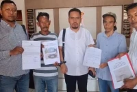 Pemilik mobil pikap bernama Rizal bersama kuasa hukumnya saat beras di Mapolresta Kendari untuk membuat laporan dugaan pencurian, penadahan, hingga rekayasa dokumen kendaraan yang dilakukan PT Astra Credit Companies (ACC) Finance Kendari. (Dok: Istimewa)