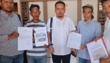 Pemilik mobil pikap bernama Rizal bersama kuasa hukumnya saat beras di Mapolresta Kendari untuk membuat laporan dugaan pencurian, penadahan, hingga rekayasa dokumen kendaraan yang dilakukan PT Astra Credit Companies (ACC) Finance Kendari. (Dok: Istimewa)