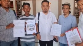 Pemilik mobil pikap bernama Rizal bersama kuasa hukumnya saat beras di Mapolresta Kendari untuk membuat laporan dugaan pencurian, penadahan, hingga rekayasa dokumen kendaraan yang dilakukan PT Astra Credit Companies (ACC) Finance Kendari. (Dok: Istimewa)
