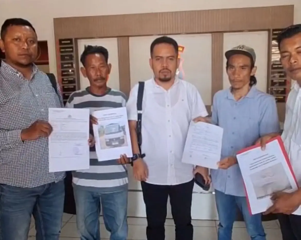 Pemilik mobil pikap bernama Rizal bersama kuasa hukumnya saat beras di Mapolresta Kendari untuk membuat laporan dugaan pencurian, penadahan, hingga rekayasa dokumen kendaraan yang dilakukan PT Astra Credit Companies (ACC) Finance Kendari. (Dok: Istimewa)