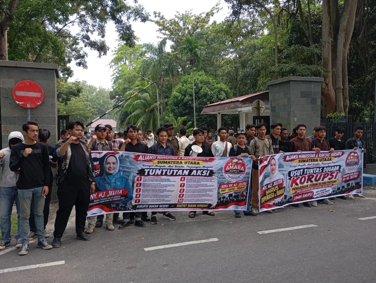 Aliansi Mahasiswa Rakyat Bersatu (Amara Sumut) mengepung Kantor Bupati Deli Serdang (Dok: Istimewa)
