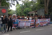 Aliansi Mahasiswa Rakyat Bersatu (Amara Sumut) mengepung Kantor Bupati Deli Serdang (Dok: Istimewa)