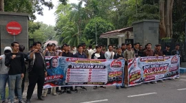 Aliansi Mahasiswa Rakyat Bersatu (Amara Sumut) mengepung Kantor Bupati Deli Serdang (Dok: Istimewa)