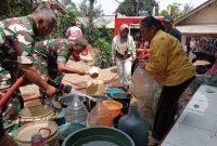 Danramil bersama anggota Koramil 01/Wanayasa menyalurkan air bersih kepada warga Kampung Bayuwangi, Desa Babakan, Kecamatan Wanayasa, Purwakarta, di tengah kemarau berkepanjangan