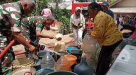 Danramil bersama anggota Koramil 01/Wanayasa menyalurkan air bersih kepada warga Kampung Bayuwangi, Desa Babakan, Kecamatan Wanayasa, Purwakarta, di tengah kemarau berkepanjangan