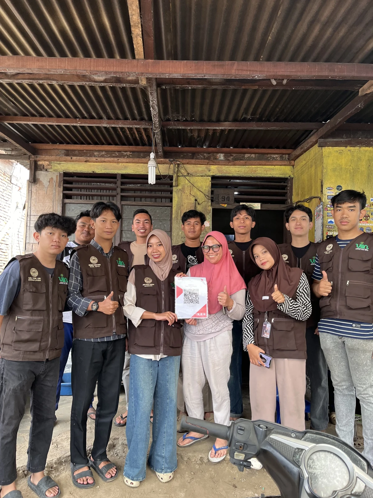 Mahasiswa KKN UINSU Desa Sempajaya Dusun III bersama pelaku UMKM dalam pelaksanaan program digitalisasi UMKM melalui pembuatan Google Maps dan QR Code pembayaran, Kamis (20/8/2026).