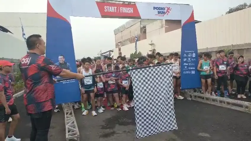 Yadi Rusmayadi membuka Fun Run 7K PodioRun