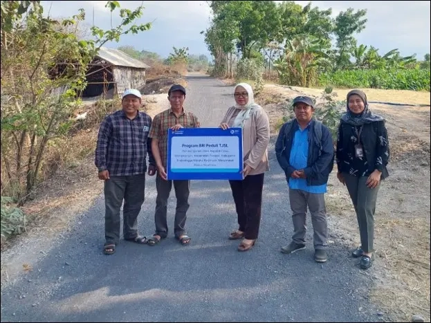 BRI BO Probolinggo melalui program BRI Peduli TJSL mendukung pembangunan jalan aspal di Desa Wringinanom, Kecamatan Tongas, Kabupaten Probolinggo. (Sumber: BRI).