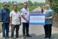 BRI BO Probolinggo melalui program BRI Peduli TJSL mendukung pembangunan jalan di Desa Alaskandang, Kecamatan Besuk, Kabupaten Probolinggo, untuk memperlancar mobilitas dan aktivitas ekonomi masyarakat. (Sumber: BRI).