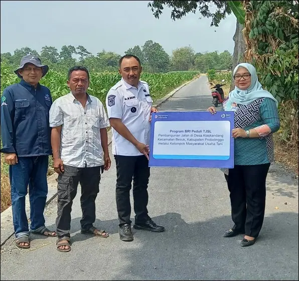 BRI BO Probolinggo melalui program BRI Peduli TJSL mendukung pembangunan jalan di Desa Alaskandang, Kecamatan Besuk, Kabupaten Probolinggo, untuk memperlancar mobilitas dan aktivitas ekonomi masyarakat. (Sumber: BRI).