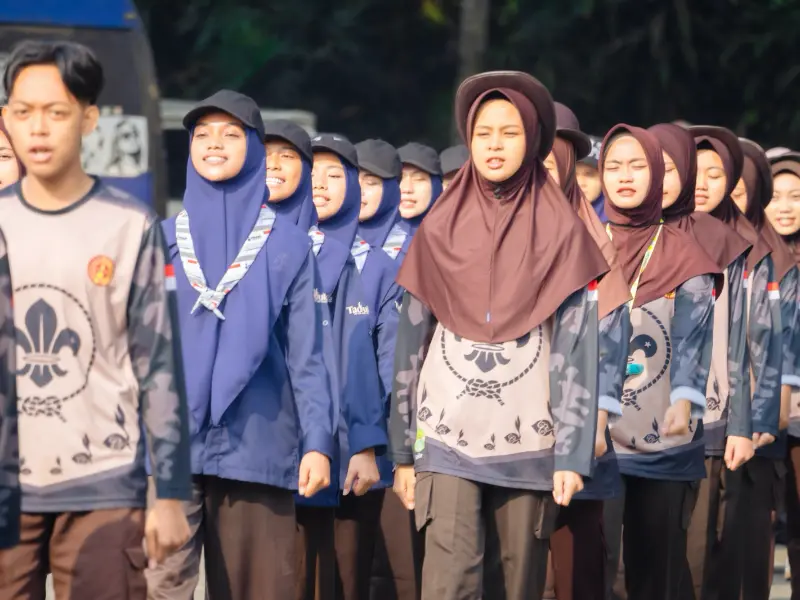 Barisan kontingen pramuka santri dari berbagai daerah tampil antusias saat mematangkan persiapan jelang pembukaan PPSN VI di Ponpes Wisata An-Nur II Malang. (Foto: Ist).