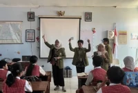 Mahasiswa KKN UPN “Veteran” Jawa Timur menyampaikan materi self improvement kepada siswa SDN Rungkut Menanggal 1. (Foto: Dok/Ist).