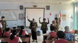 Mahasiswa KKN UPN “Veteran” Jawa Timur menyampaikan materi self improvement kepada siswa SDN Rungkut Menanggal 1. (Foto: Dok/Ist).