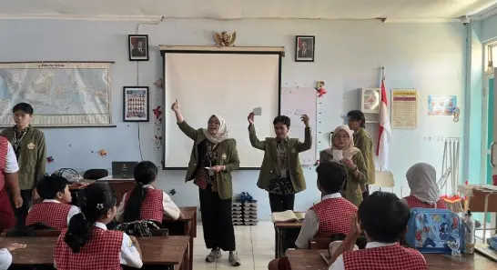 Mahasiswa KKN UPN “Veteran” Jawa Timur menyampaikan materi self improvement kepada siswa SDN Rungkut Menanggal 1. (Foto: Dok/Ist).