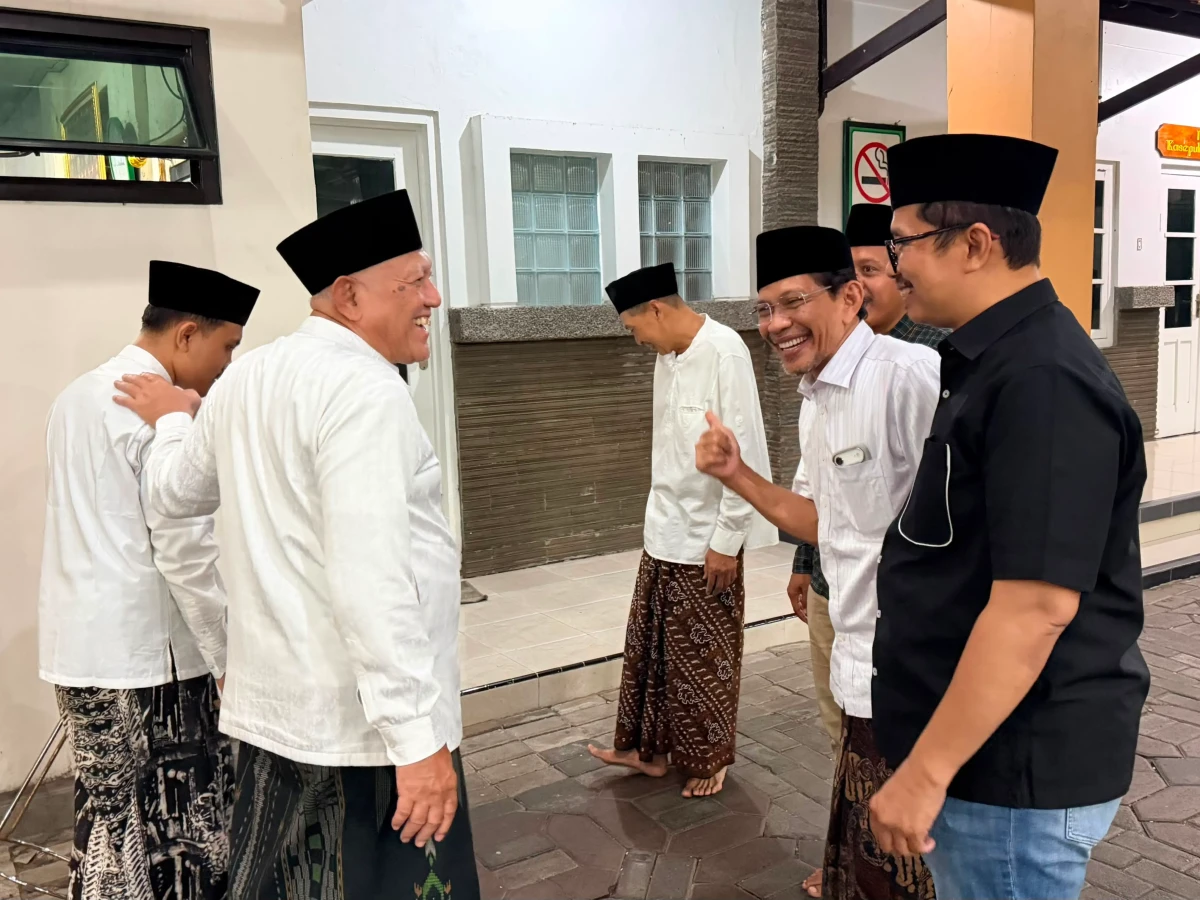 Andi Najmi Fuaidi (berbaju hitam) bersama Robikin Emhas berbincang dengan Ketua Umum PBNU terpilih, Gus Kikin, dalam suasana pasca-Muktamar ke-35 NU di Tambakberas, Jombang. (Foto: Ist).