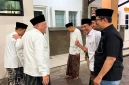 Andi Najmi Fuaidi (berbaju hitam) bersama Robikin Emhas berbincang dengan Ketua Umum PBNU terpilih, Gus Kikin, dalam suasana pasca-Muktamar ke-35 NU di Tambakberas, Jombang. (Foto: Ist).