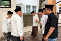 Andi Najmi Fuaidi (berbaju hitam) bersama Robikin Emhas berbincang dengan Ketua Umum PBNU terpilih, Gus Kikin, dalam suasana pasca-Muktamar ke-35 NU di Tambakberas, Jombang. (Foto: Ist).