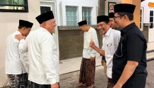Andi Najmi Fuaidi (berbaju hitam) bersama Robikin Emhas berbincang dengan Ketua Umum PBNU terpilih, Gus Kikin, dalam suasana pasca-Muktamar ke-35 NU di Tambakberas, Jombang. (Foto: Ist).