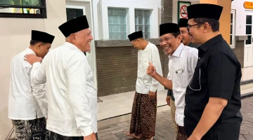 Andi Najmi Fuaidi (berbaju hitam) bersama Robikin Emhas berbincang dengan Ketua Umum PBNU terpilih, Gus Kikin, dalam suasana pasca-Muktamar ke-35 NU di Tambakberas, Jombang. (Foto: Ist).