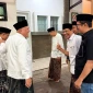 Andi Najmi Fuaidi (berbaju hitam) bersama Robikin Emhas berbincang dengan Ketua Umum PBNU terpilih, Gus Kikin, dalam suasana pasca-Muktamar ke-35 NU di Tambakberas, Jombang. (Foto: Ist).