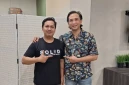 Rosy (Anggota SOLID) saat berkunjung ke kantor Piyu, Ketua Umum AKSI. Foto: Dok. SOLID
