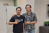 Rosy (Anggota SOLID) saat berkunjung ke kantor Piyu, Ketua Umum AKSI. Foto: Dok. SOLID