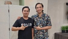 Rosy (Anggota SOLID) saat berkunjung ke kantor Piyu, Ketua Umum AKSI. Foto: Dok. SOLID