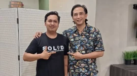 Rosy (Anggota SOLID) saat berkunjung ke kantor Piyu, Ketua Umum AKSI. Foto: Dok. SOLID