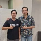 Rosy (Anggota SOLID) saat berkunjung ke kantor Piyu, Ketua Umum AKSI. Foto: Dok. SOLID