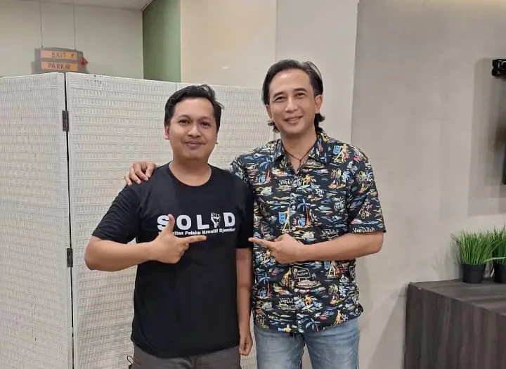 Rosy (Anggota SOLID) saat berkunjung ke kantor Piyu, Ketua Umum AKSI. Foto: Dok. SOLID