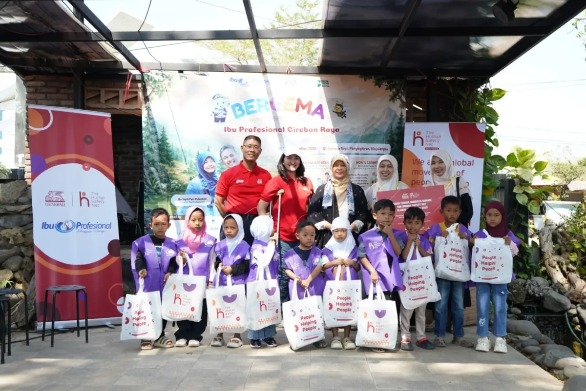 Ayah dan anak menunjukkan hasil kegiatan bersama sebagai bagian dari momen berharga BERGEMA 2026.