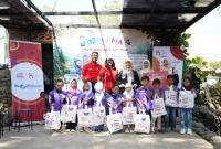 Ayah dan anak menunjukkan hasil kegiatan bersama sebagai bagian dari momen berharga BERGEMA 2026.