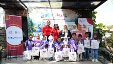 Ayah dan anak menunjukkan hasil kegiatan bersama sebagai bagian dari momen berharga BERGEMA 2026.