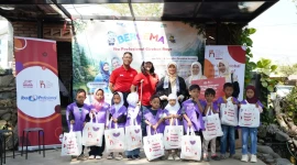 Ayah dan anak menunjukkan hasil kegiatan bersama sebagai bagian dari momen berharga BERGEMA 2026.