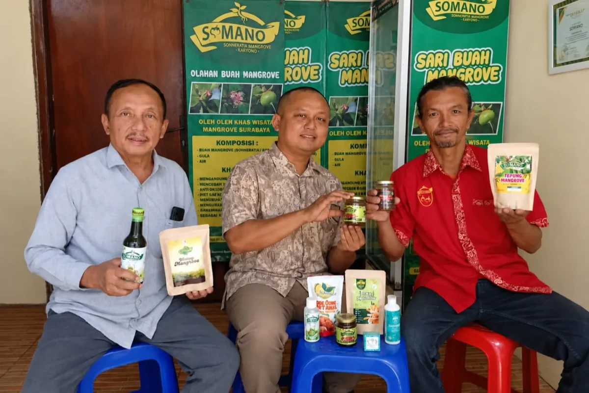 Tim pengabdian masyarakat UPN bersama pemilik UMKM Somano