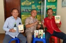 Tim pengabdian masyarakat UPN bersama pemilik UMKM Somano