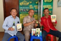 Tim pengabdian masyarakat UPN bersama pemilik UMKM Somano