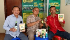 Tim pengabdian masyarakat UPN bersama pemilik UMKM Somano