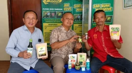 Tim pengabdian masyarakat UPN bersama pemilik UMKM Somano