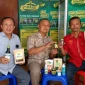 Tim pengabdian masyarakat UPN bersama pemilik UMKM Somano