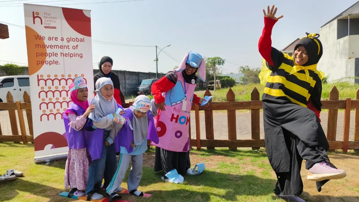 Ibu Profesional Jember Raya bersama THSN, anak penerima manfaat, orang tua, panitia, dan relawan berfoto bersama usai kegiatan BERGEMA di Tiny Square Jember, Sabtu (26/9/2026).