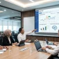 Ilustrasi AI terkait analisis data pergerakan harga gandum global dan estimasi produksi pada dasbor akuntansi manajemen.
