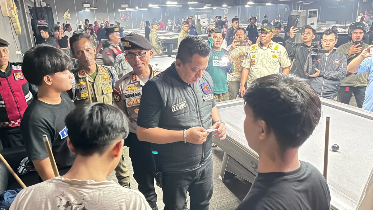 Kabid Trantibum Satpol PP Kabupaten Purwakarta Teguh Juarsa lakukan patroli jam malam