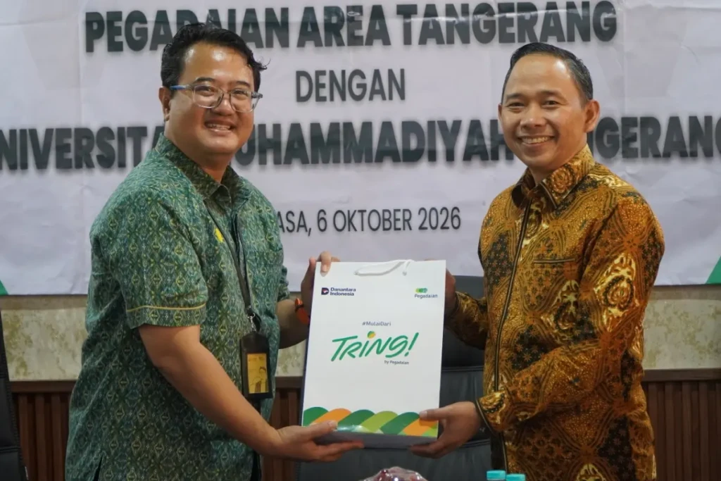 Dekan FEB Dr. Hamdani M.M menerima tanda mata PT Pegadaian