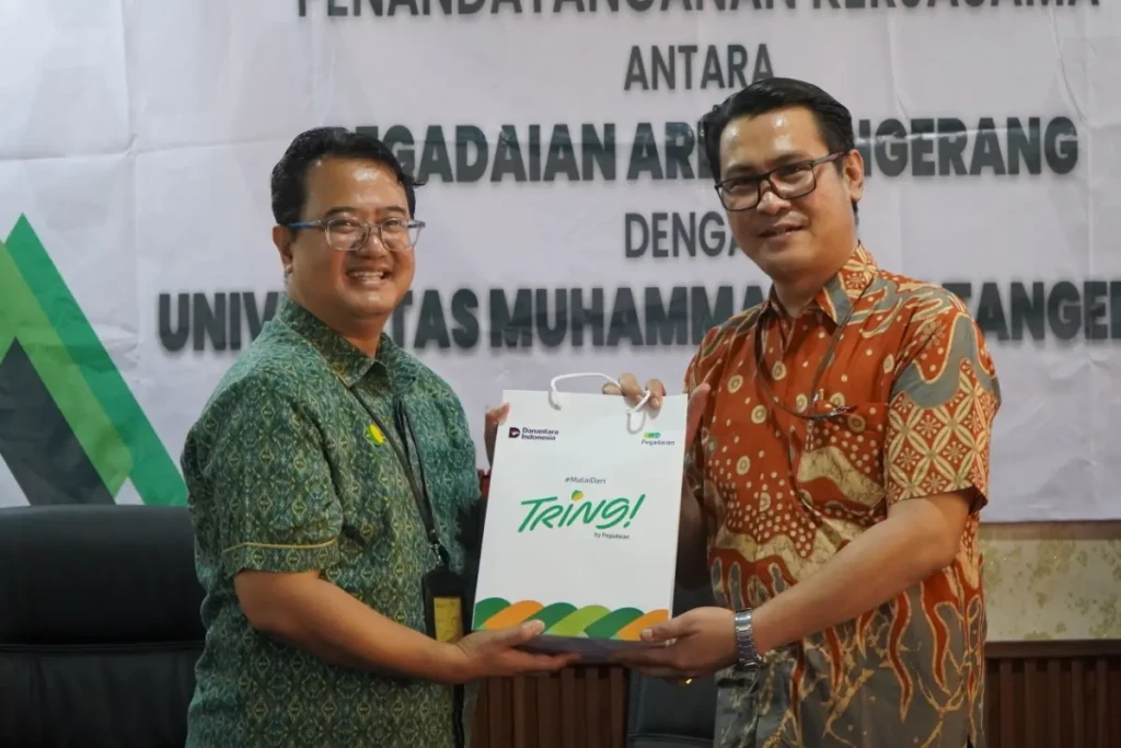 Direktur KUI Dr. Aidil Syah Putra menerima tanda mata PT Pegadaian