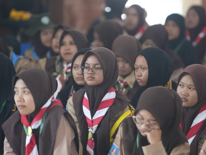 Peserta santri putri menyimak pemaparan materi terkait pengelolaan sampah dan tanggung jawab ekologis pesantren di sela-sela kegiatan Perkemahan Pramuka Santri Nusantara (PPSN) VI di Pondok Pesantren An-Nur II Buluwalang. (Foto: Ist).