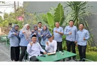 Segenap Kepala Kemenag Kota Tangerang Iin Solihin, Kasubbag TU Lia Amalia, dan sejumlah pejabat Kemenag Kota Tangerang berfoto bersama.