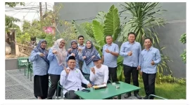 Segenap Kepala Kemenag Kota Tangerang Iin Solihin, Kasubbag TU Lia Amalia, dan sejumlah pejabat Kemenag Kota Tangerang berfoto bersama.