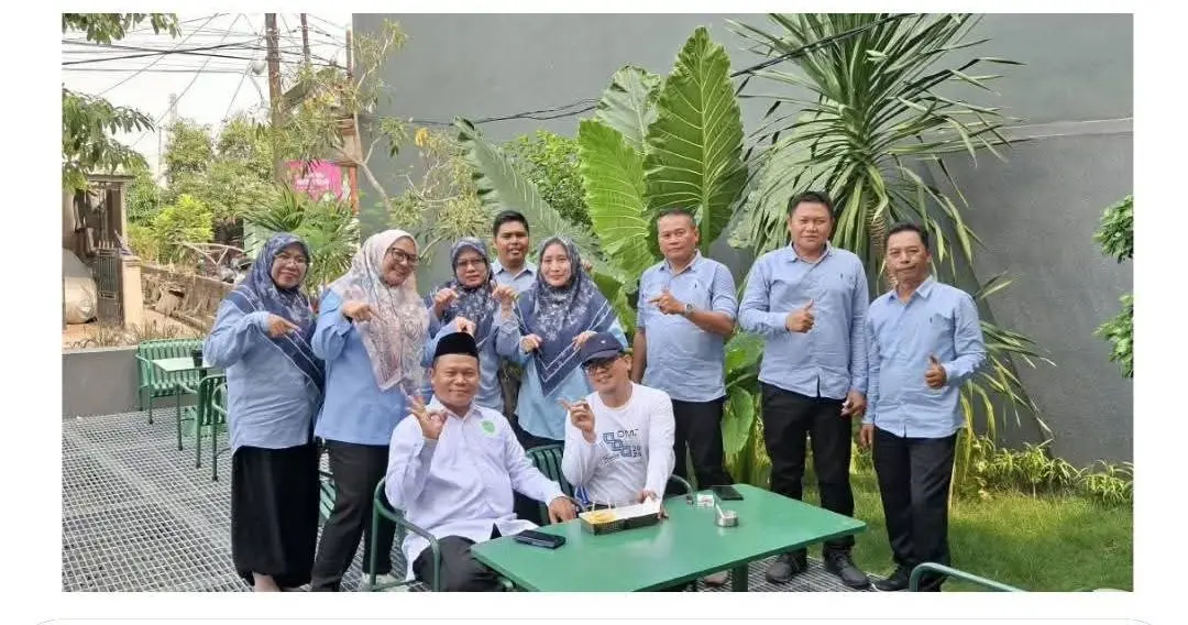 Segenap Kepala Kemenag Kota Tangerang Iin Solihin, Kasubbag TU Lia Amalia, dan sejumlah pejabat Kemenag Kota Tangerang berfoto bersama.